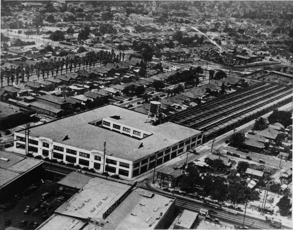 Mack Trucks Los Angeles factory branch (1925).jpg
